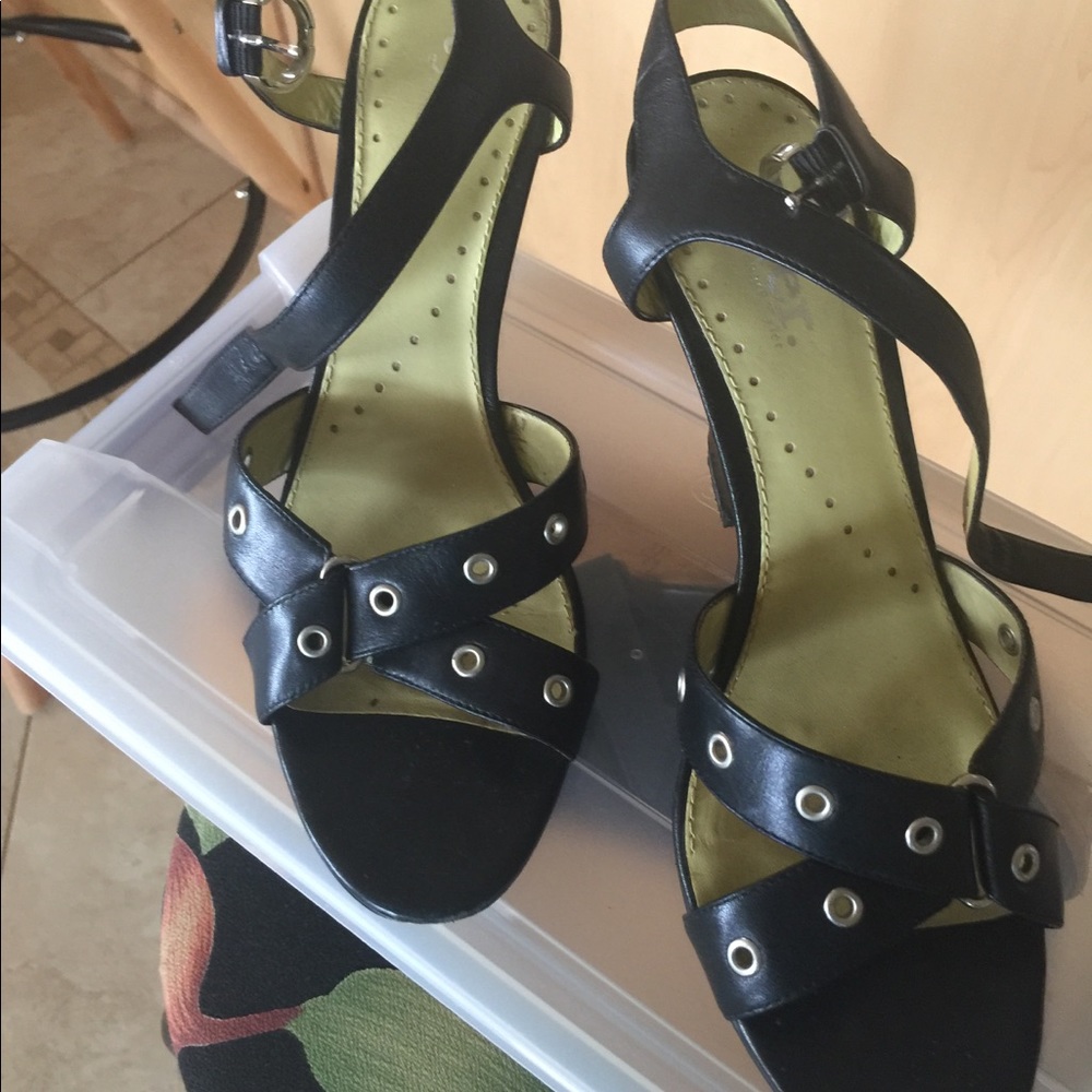 Black pump sandals